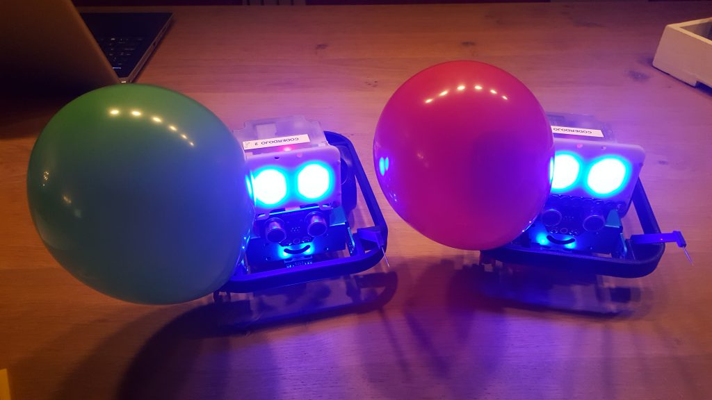 Twee vervaarlijk kijkende ballongevecht robots!